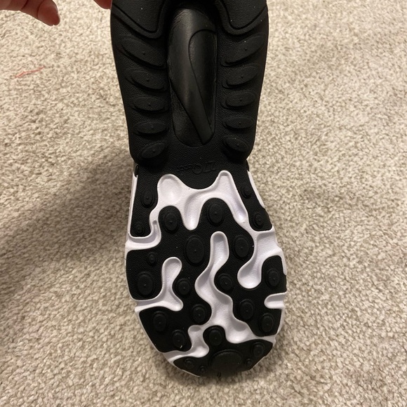 Nike youth shoes - Picture 3 of 3